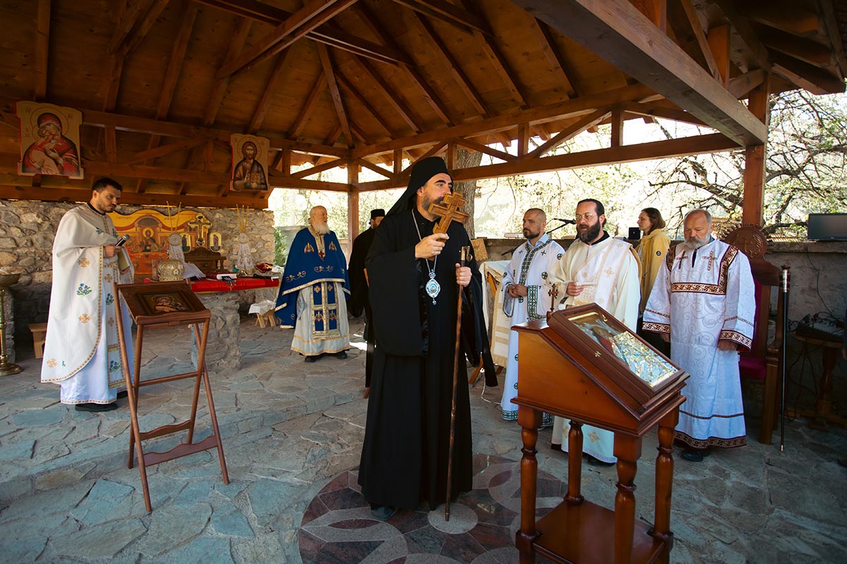 Епископ Методије на литургијском сабрању, у манастиру Златеш