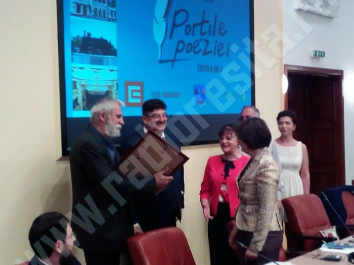 НА МЕЂУНАРОДНОМ ФЕСТИВАЛУ ПОЕЗИЈЕ У РУМУНИЈИ МИЛУТИН МИЋОВИЋ ДОБИО ГЛАВНУ НАГРАДУ