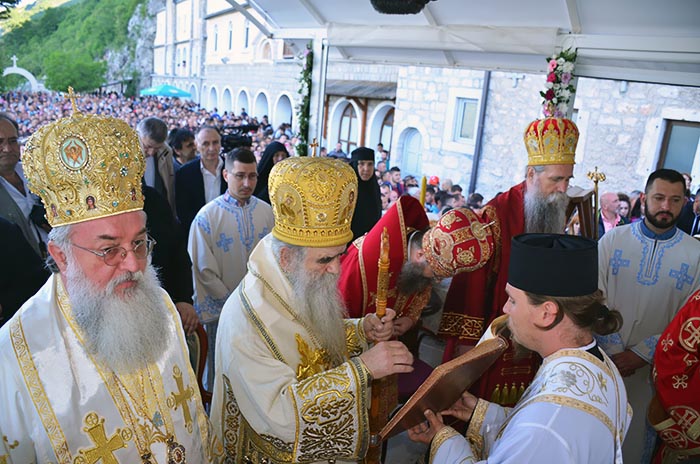 Празник Светог Василија свечано, саборно и молитвено прослављен у острошкој светињи