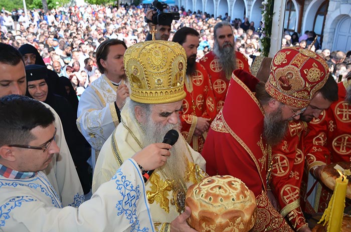 Празник Светог Василија свечано, саборно и молитвено прослављен у острошкој светињи