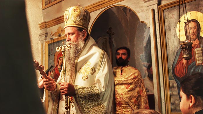 Епископ Јоаникије у манастиру Добриловини
