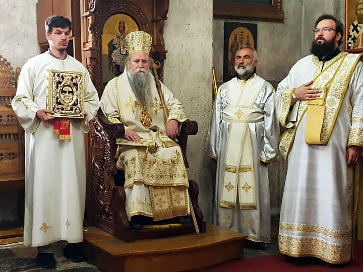 Владика Јоаникије на Марковдан служио у манастиру Ђурђеви Ступови