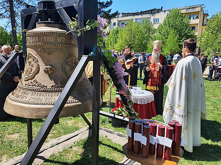 Освештано главно звоно за Саборни храм Светог Симеона Мироточивог у Беранама