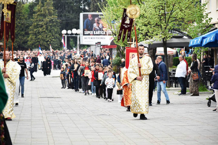 Ђурђевданска литија кроз Беране: Народ се скупља око Христа, у истим литијама, настављајући континуитет и однос са Богом, узлазећи у вишњи Јерусалим душом својом