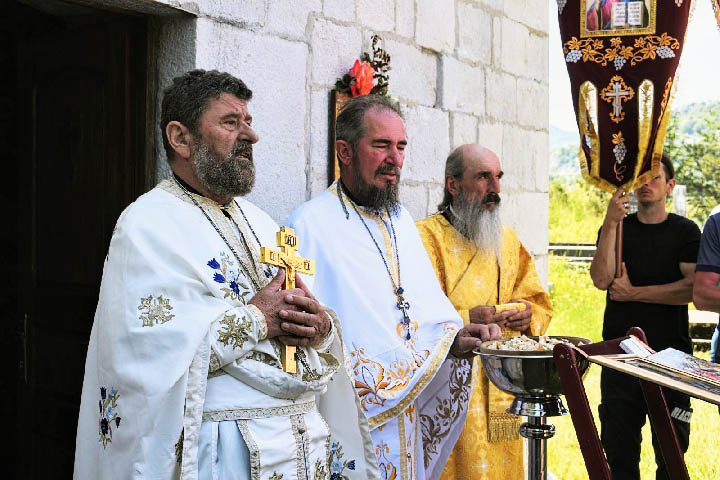 Молитвено сабрање у древној светињи у Грахову