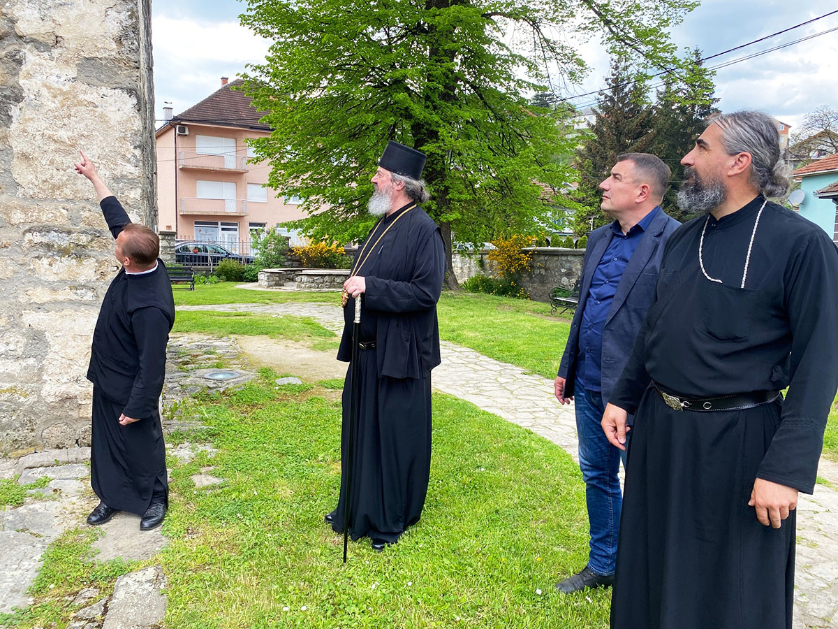 Епископ Исихије посјетио древне светиње у Бијелом Пољу