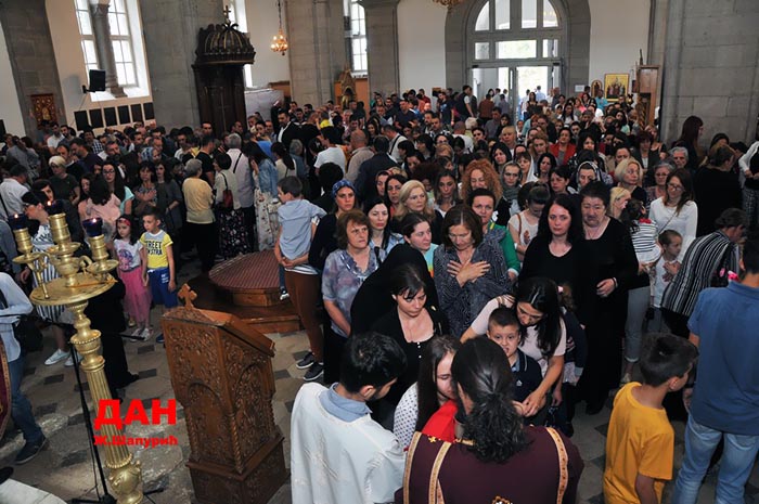 Литургија крај моштију Светог Нектарија Егинског