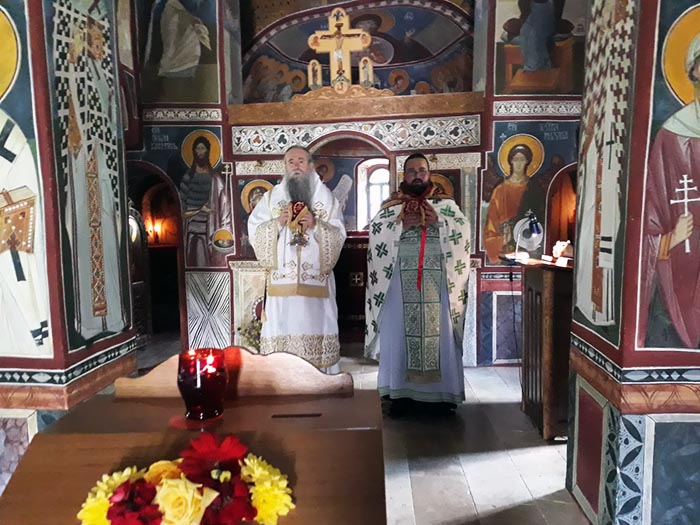 Света архијерејска литургија у Подмалинском