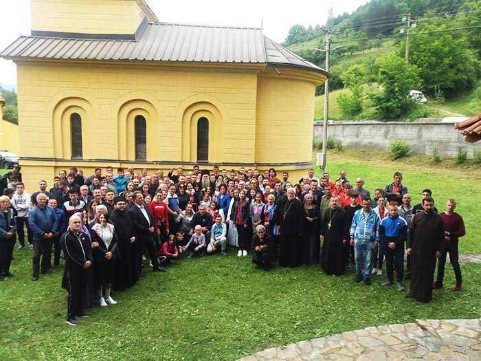 Владика Јоаникије у Златешу