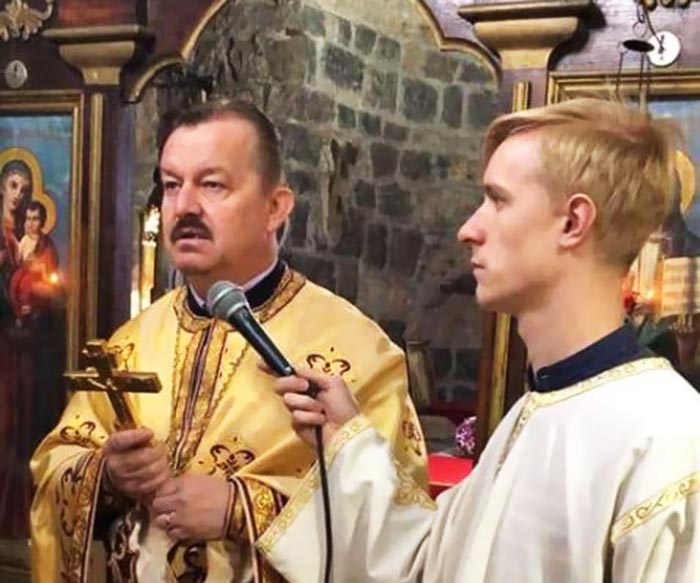 Отац Дарко Пејић послије изјаве у полицији: Останимо сабрани до краја – до Христове побједе!  Архијерејски намјесник бјелопољски протојереј-ставрофор Дарко Пејић саслушан је јутрос у Центру безбједности Бијело Поље, одговарајући на позив који му је синоћ након 22 сата уручила полиција послије молебна за одбрану светиња који је служен у бјелопољској Цркви Светих Петра и Павла.  “Добио сам позив иако сам и синоћ и јутрос нагласио инспектору да ја нисам подносилац пријаве за овај скуп, нити сам у бесједи позив