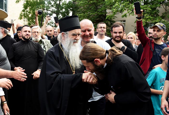 Митрополит Амфилохије након шест сати изашао из подгоричког Центра безбједности