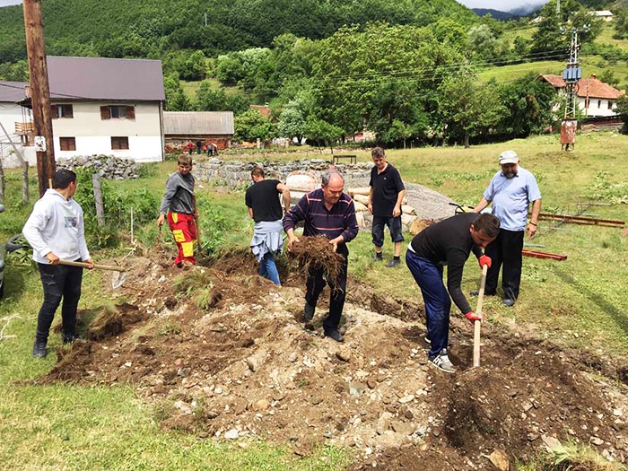 Храм Светог Василија Острошког у Мартиновићима, код Гусиња, на удару неразумних