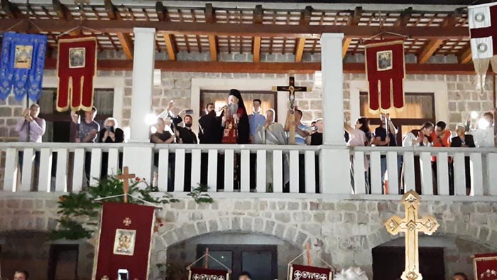 Владика Јоаникије предводио литију у Будви