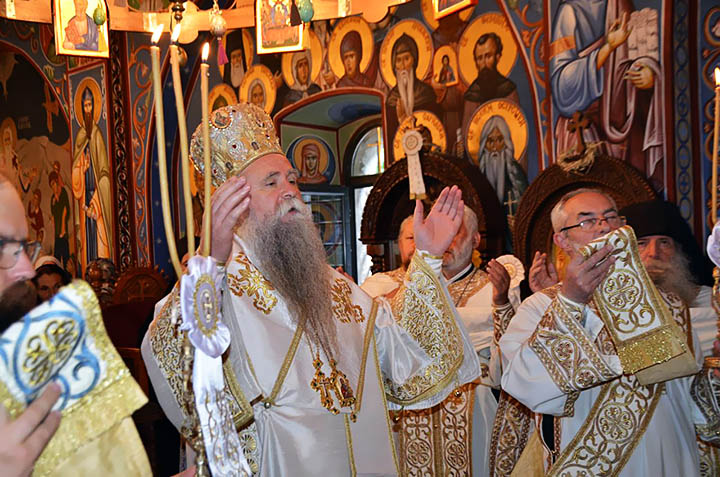 Митрополит Јоаникије богослужио у острошкој светињи