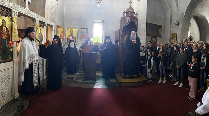 Епископ Јоаникије сабраном народу у манастиру Ђурђеви Ступови