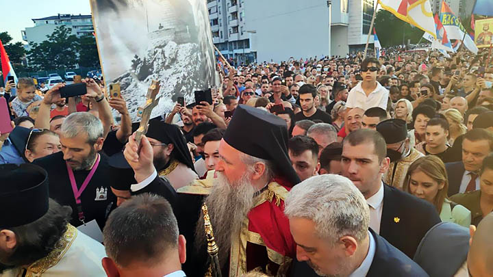 Хиљаде вјерника пред подгоричким саборним храмом
