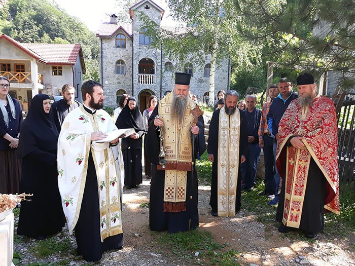 Освештана звона на порти манастира Бијела код Шавника