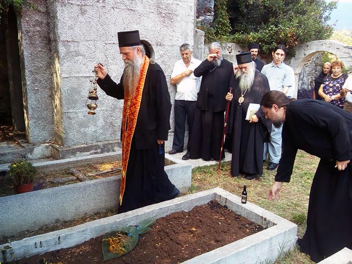 Епископ Јоаникије служио помен архимандриту Варнави Савинском