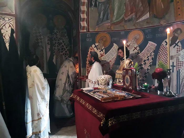 Литургија у манастиру Подмалинско