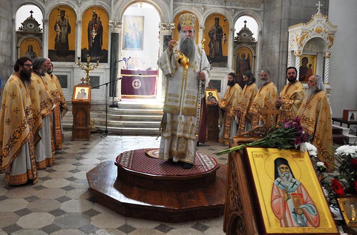 Епископ Јоаникије служио у никшићкој Саборној цркви покрај моштију Светог Нектарија Егинског