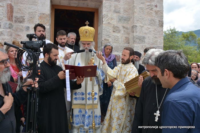 Седморица архијереја у манастиру Рибњак освештали цркву Светих апостола Петра и Павла