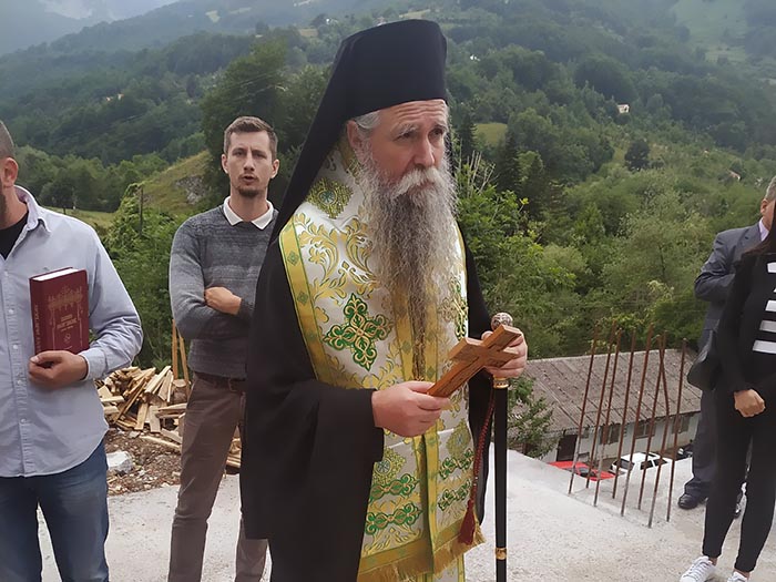 Епископ Јоаникије освештао темеље будућег храма Светих Сергија и Ваха