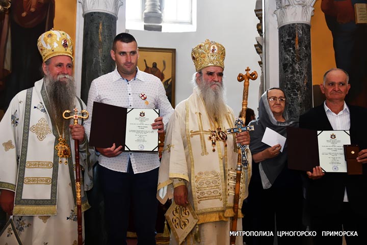 Златним ликом Светог Петра II Ловћенског Тајновидца одликовани Мирослав Коривица, Слободанка и Раде Копривица