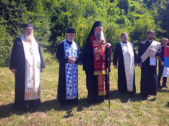 Освештано крсно знамење на мјесту будућег храма у Новшићима код Велике