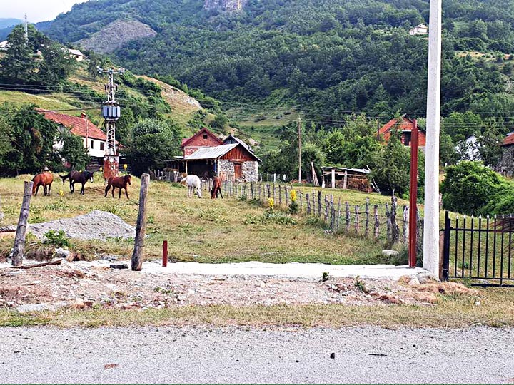 Вандалски чин над светињом Светог Василија Острошког код Гусиња
