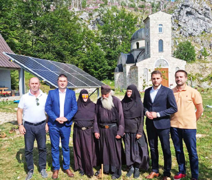 Соларни панели за напајање Манастира Сомина