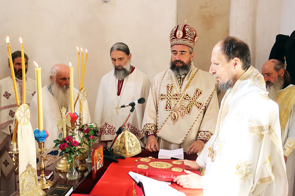 Прослављена храмовна слава цркве Светог свештеномученика Атиногена на Вучјем долу