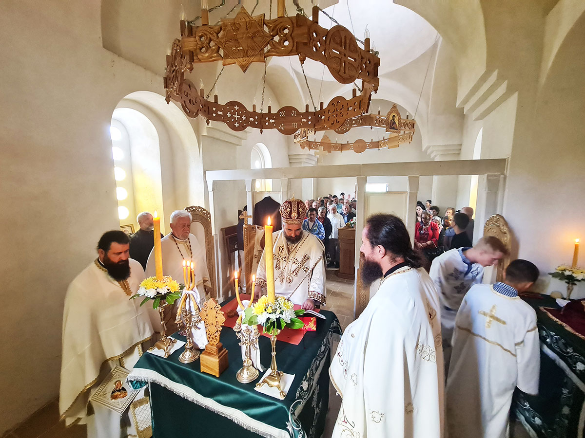 Епископ Методије на Ивањдан богослужио у манастиру Црнча