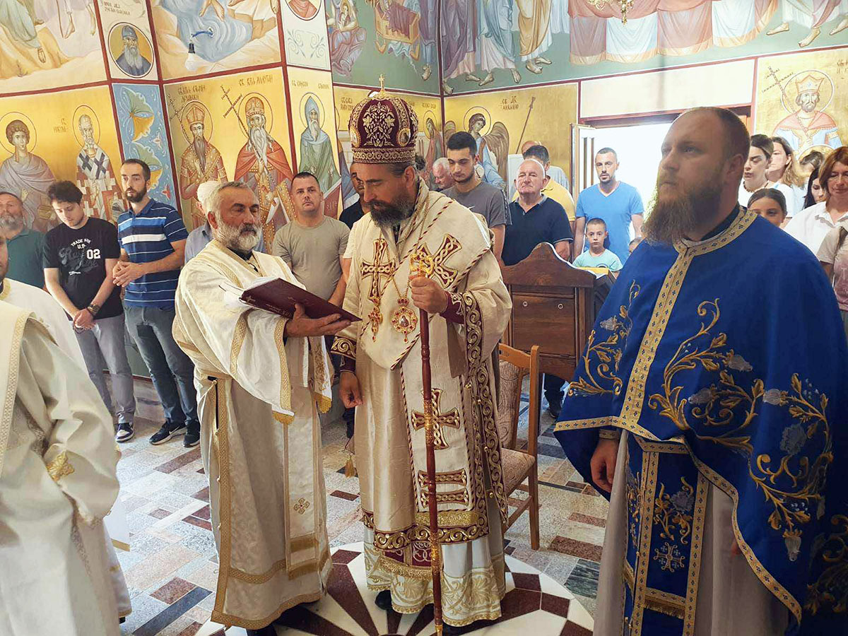 Епископ Методије служио Литургију поводом приславе храма Светог Саве у Дапсићу