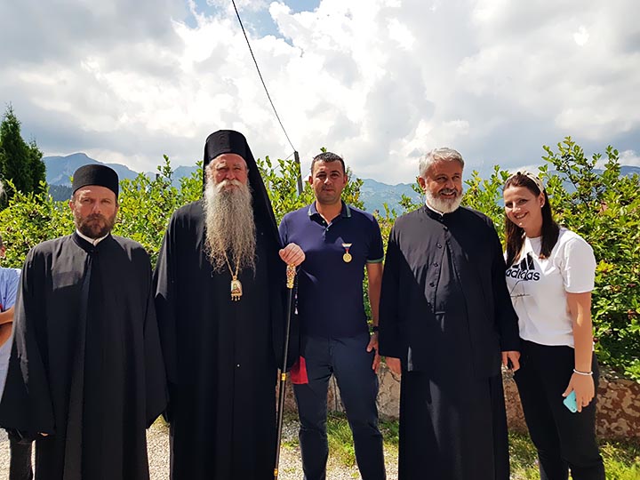 Владика Јоаникије одликовао Вука Вуковића, бившег полицајца из Будве