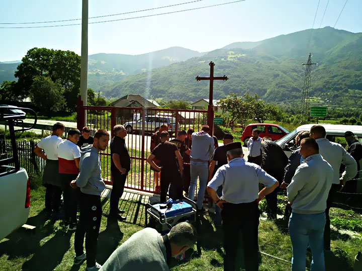 Kапија цркве Светог Василија Острошког у Мартиновићима код Гусиња