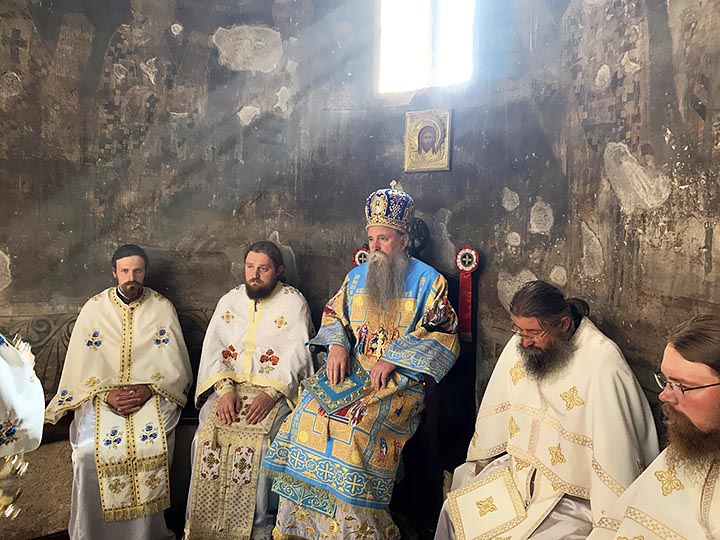 Владика Јоаникије у Ђурђевим Ступовима