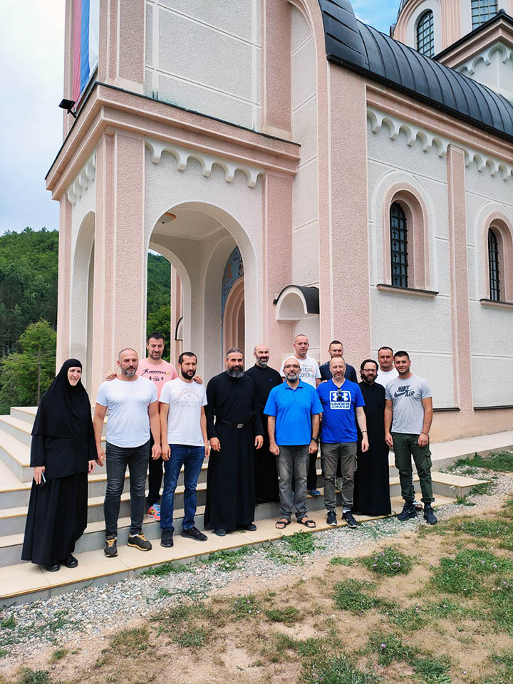 Епископ Методије обишао храм Светог Николаја Жичког у Његњеву