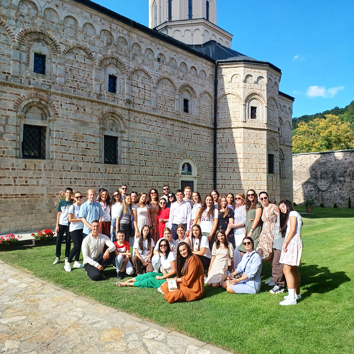 Хор Преподобне мати Ангелине на поклоњењу кивотима светих који почивају на Фрушкој Гори