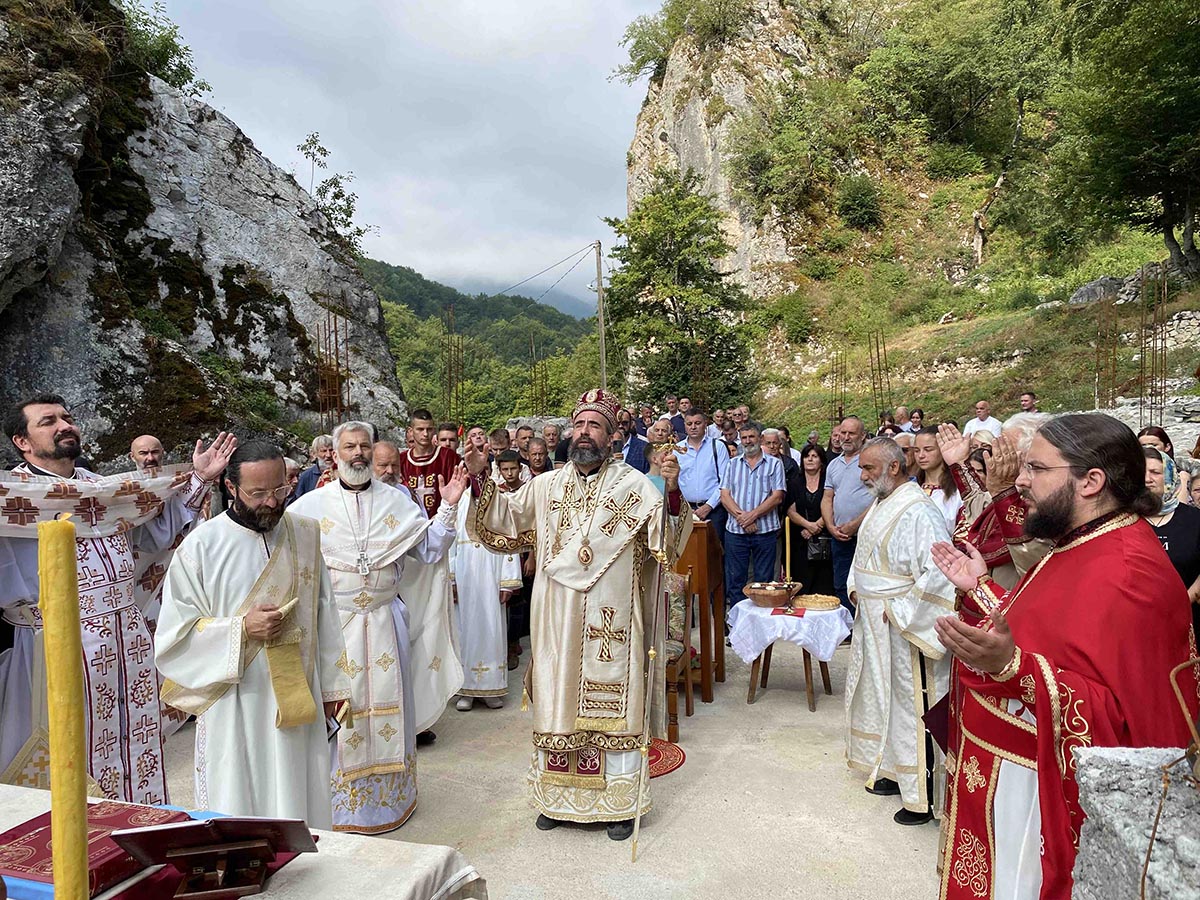Прослављен Свети великомученик Пантелејмон, слава манастира Самограда