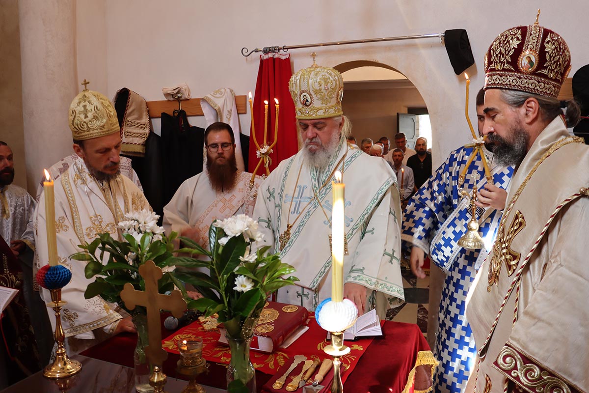 Архијерејска литургија на Вучјем Долу