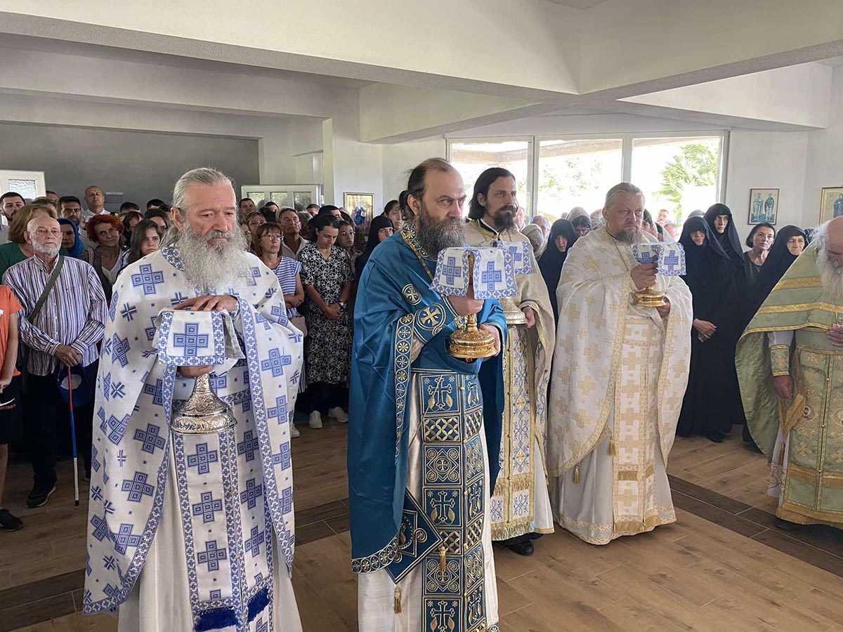 Свенародно сабрање пред иконом Пресвете Богородице Тројеручице у Кличеву