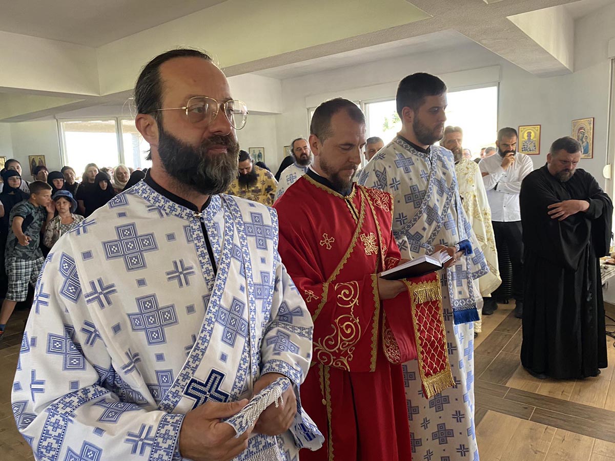 Свенародно сабрање пред иконом Пресвете Богородице Тројеручице у Кличеву