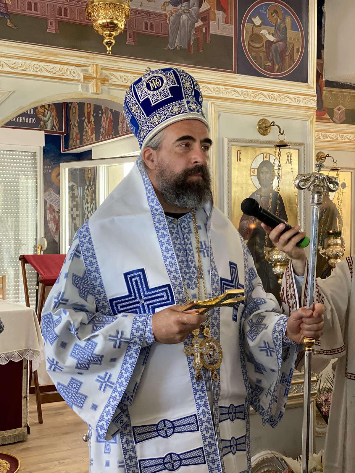 Свенародно сабрање пред иконом Пресвете Богородице Тројеручице у Кличеву