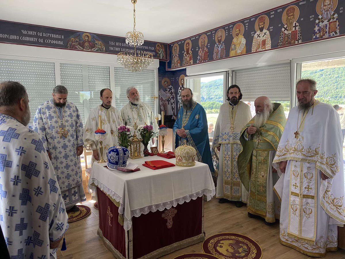 Свенародно сабрање пред иконом Пресвете Богородице Тројеручице у Кличеву