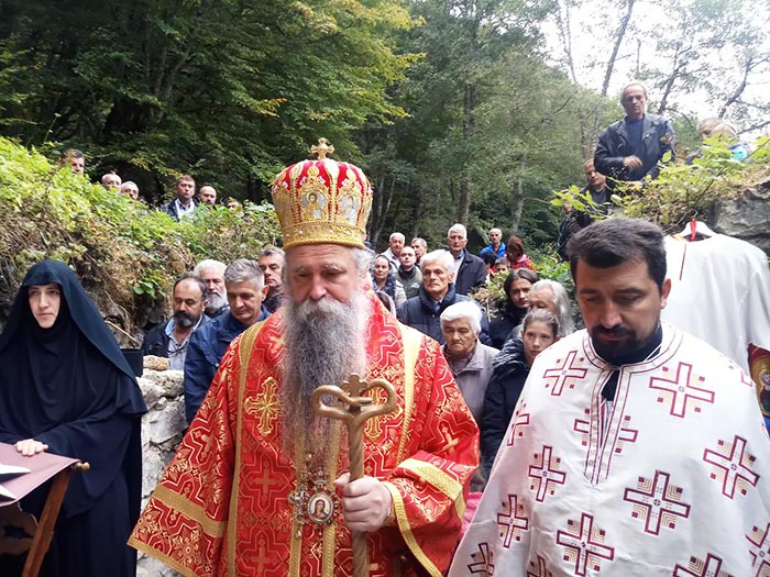 Епископ Јоаникије служио Литургију на темељима храма Воздвижења Часног Крста у Павином Пољу 