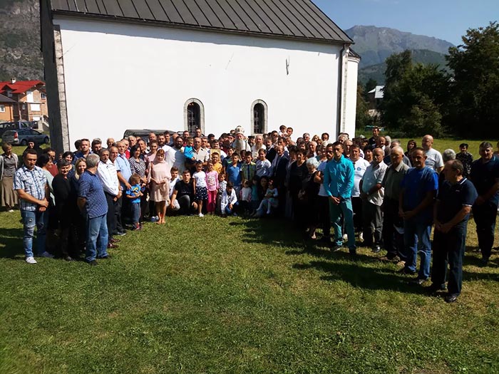 Епископ Јоаникије одслужио Литургију и освештао црквено-народни дом у Гусињу