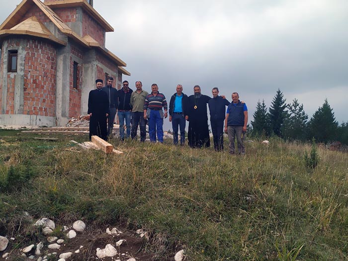 Заблистао крст на цркви Светог апостола Луке у жабљачком селу Крстац