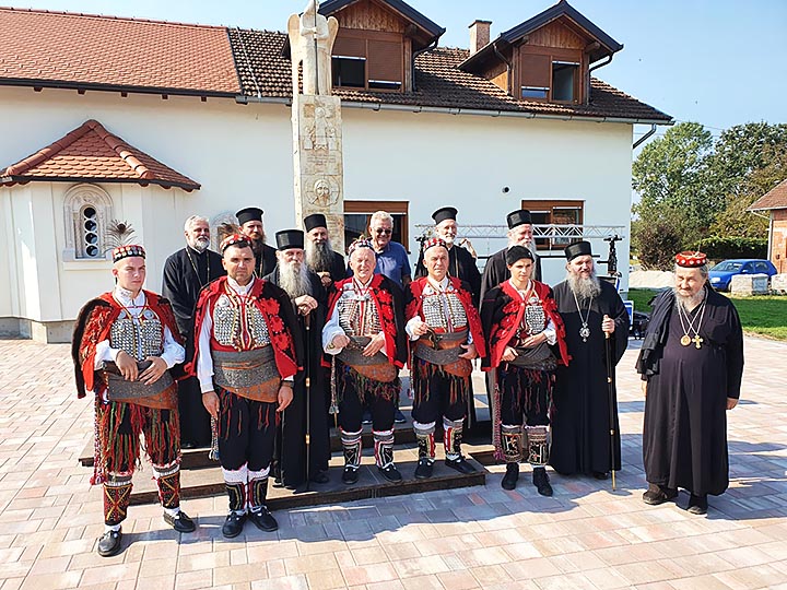 ОСВЕЋЕН ПРВИ ХРАМ ПОСВЕЋЕН JАСЕНОВАЧКИМ НОВОМУЧЕНИЦИМА