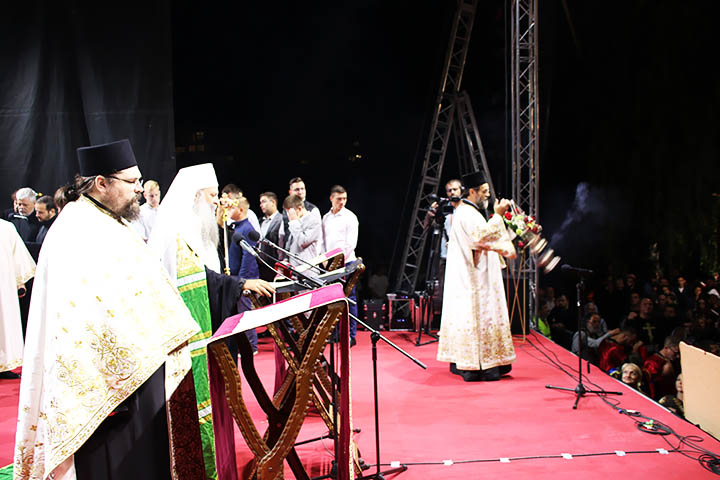 Десетине хиљада верних на свенародном молебну за светињу брака и породице, слогу и мир у нашем народу (УЖИВО))