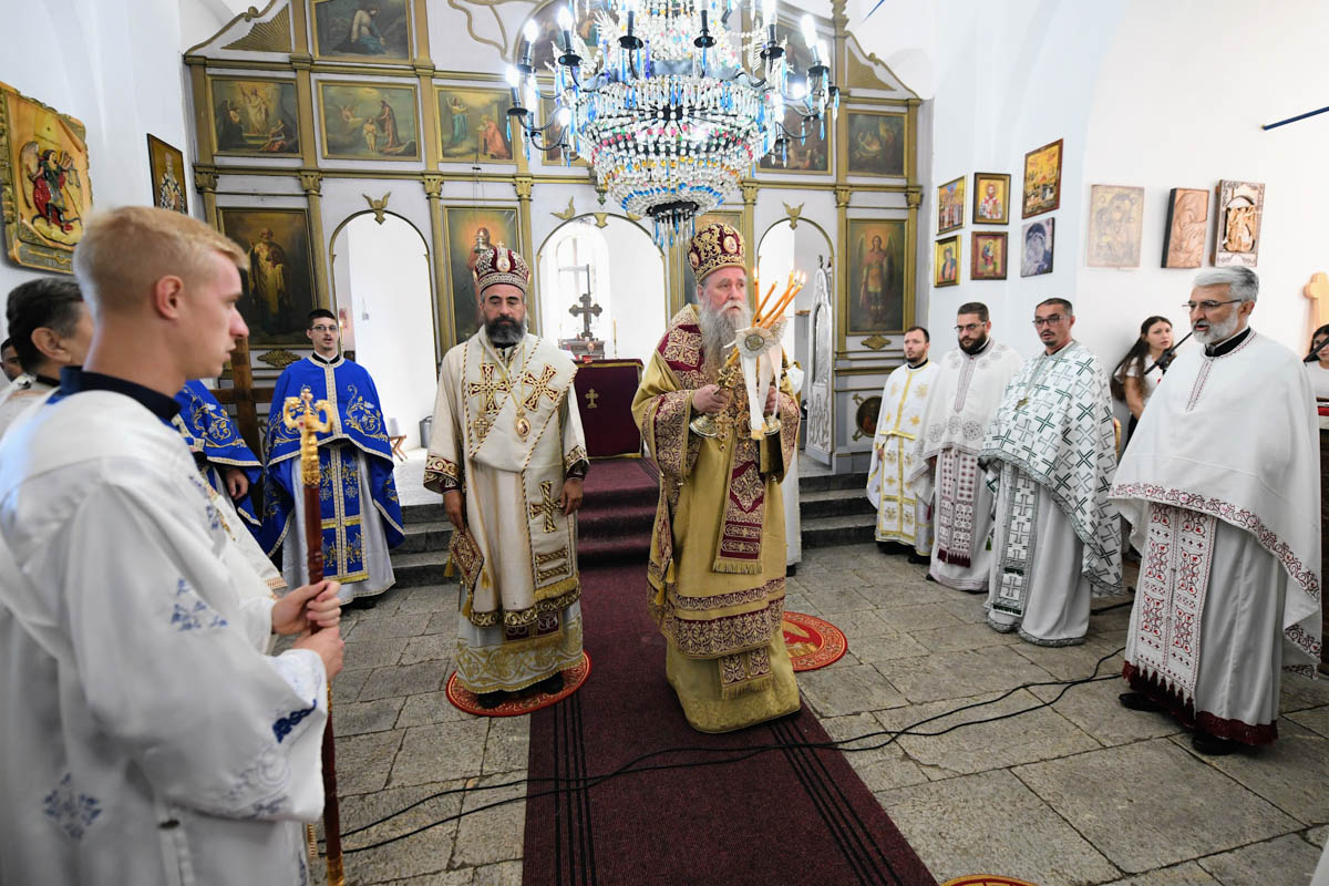 Литургијско сабрање у Андријевици: Митрополит Јоаникије и Епископ Методије служили Литургију, освештали нови звоник и бисту војводи Петру Бојовићу